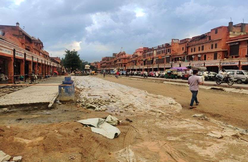 चांदपोल बाजार में स्मार्ट रोड पर फुटपाथ नहीं चांदपोल बाजार में स्मार्ट रोड पर फुटपाथ नहीं