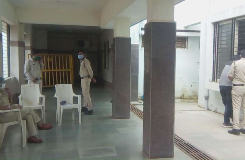 नीमच में पुलिस से शातिर है मादक पदार्थ तस्कर, फिर एक और पुलिस कस्टैडी से फरार नीमच में पुलिस से शातिर है मादक पदार्थ तस्कर, फिर एक और पुलिस कस्टैडी से फरार
