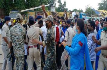 बालोद: जिला प्रशासन और पुलिस कार्रवाई से नाराज हजारों आदिवासियों ने किया उग्र प्रदर्शन, पुलिस के साथ झुमा-झटकी बालोद: जिला प्रशासन और पुलिस कार्रवाई से नाराज हजारों आदिवासियों ने किया उग्र प्रदर्शन, पुलिस के साथ झुमा-झटकी