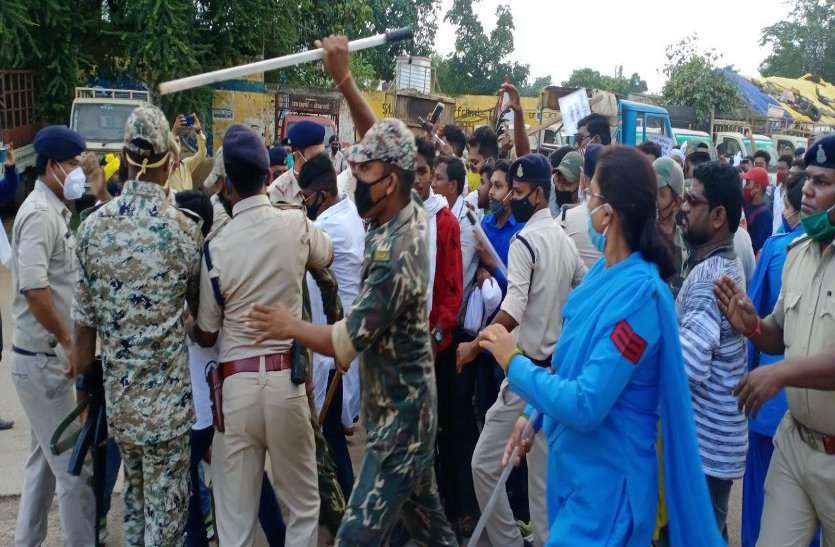 बालोद: जिला प्रशासन और पुलिस कार्रवाई से नाराज हजारों आदिवासियों ने किया उग्र प्रदर्शन, पुलिस के साथ झुमा-झटकी बालोद: जिला प्रशासन और पुलिस कार्रवाई से नाराज हजारों आदिवासियों ने किया उग्र प्रदर्शन, पुलिस के साथ झुमा-झटकी