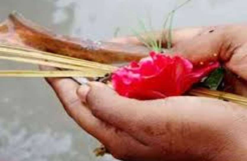 पितृपक्ष आज से: पुरोहित कराएंगे सिर्फ तर्पण-पिंडदान, नहीं करेंगे भोज, यजमान से लेंगे राशन सामग्री पितृपक्ष आज से: पुरोहित कराएंगे सिर्फ तर्पण-पिंडदान, नहीं करेंगे भोज, यजमान से लेंगे राशन सामग्री