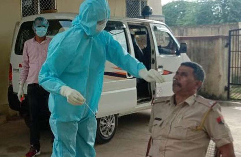 अलीगढ़ थाने में पुलिसकर्मी सहित छह कोरोना पॉजिटिव आए, एक सप्ताह में हुए 17 संक्रमित अलीगढ़ थाने में पुलिसकर्मी सहित छह कोरोना पॉजिटिव आए, एक सप्ताह में हुए 17 संक्रमित