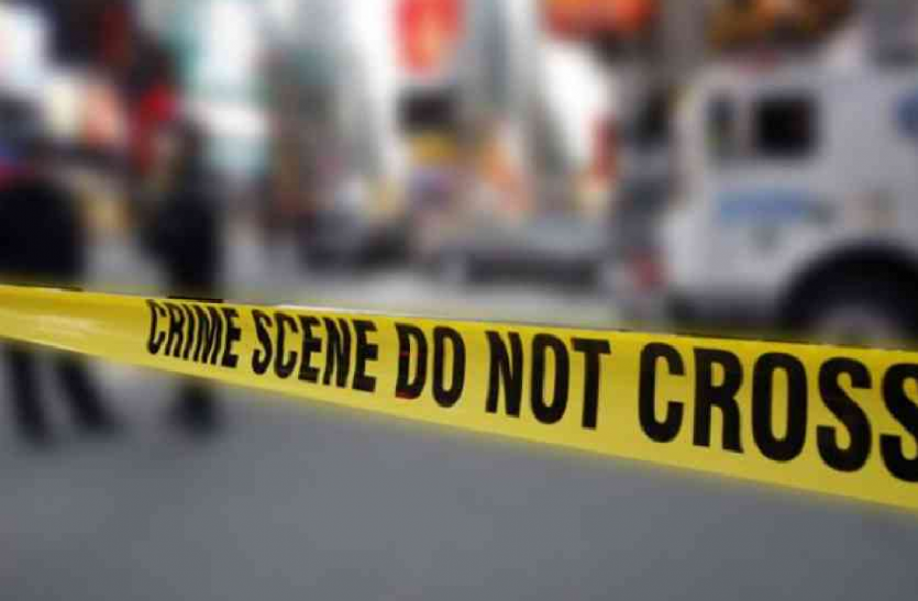 मजदूर ने पत्नी और 3 बच्चों को कुल्हाड़ी से काट डाला, पुलिस कर रही तलाश मजदूर ने पत्नी और 3 बच्चों को कुल्हाड़ी से काट डाला, पुलिस कर रही तलाश