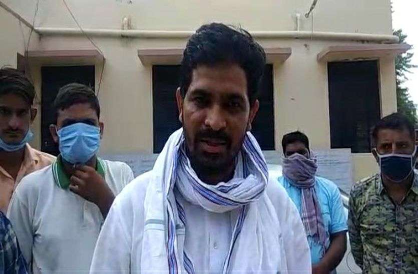 बदमाशों ने फायरिंग कर हनुमान बेनीवाल सहित आरएलपी प्रवक्ता को जान से मारने की दी धमकी, कान के पास से गुजरी गोली बदमाशों ने फायरिंग कर सांसद हनुमान बेनीवाल सहित आरएलपी प्रवक्ता को जान से मारने की दी धमकी, कान के पास से गुजरी गोली