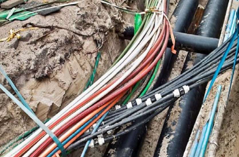 Underground electric cabling plan लाखों रुपए के बिजली के सामान के तार जुड़े एक सहायक यंत्री से बचा रहे अफसर