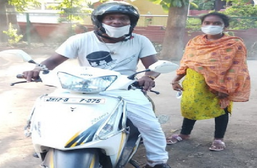 हजारों KM स्कूटी चलाकर गर्भवती पत्नी को पेपर दिलाने पहुंचा, कईं समस्याओं का करना पड़ा सामना, पढिएं मांझी की कहानी... हजारों KM स्कूटी चलाकर गर्भवती पत्नी को पेपर दिलाने पहुंचा, कईं समस्याओं का करना पड़ा सामना, पढिएं मांझी की कहानी...