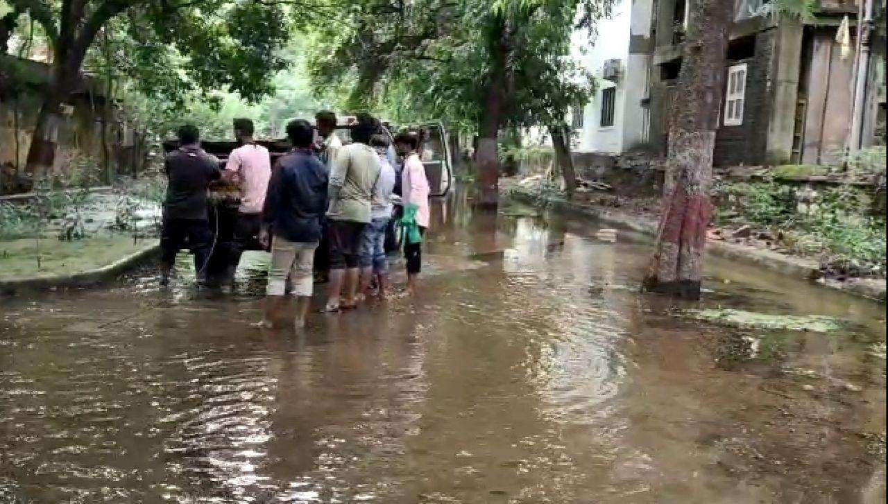 गुलाबबाग से पानी निकालने की कसरत।