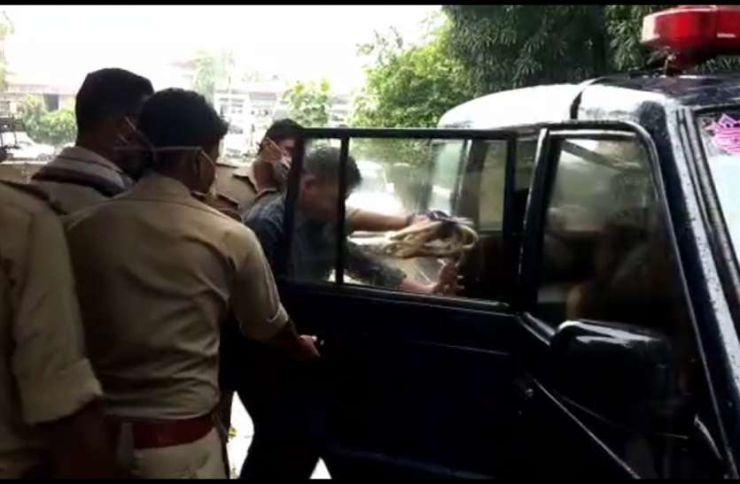 Beaten ओवरटेक के विवाद में लग्जरी कार सवार पुलिस कर्मियों ने कार सवार को दौड़ा-दौड़ कर पीटा