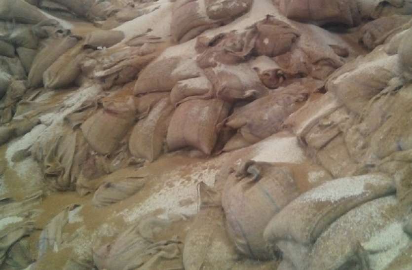 अमानक चावल सप्लाई मामले की जांच करने पहुंची ईओडब्ल्यू की टीम अमानक चावल सप्लाई मामले की जांच करने पहुंची ईओडब्ल्यू की टीम