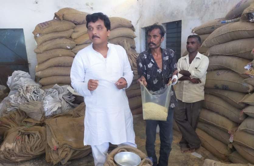 सरकार की रोक के बाद भी पीडीएस से बांटा जा रहा है अमानक चावल सरकार की रोक के बाद भी पीडीएस से बांटा जा रहा है अमानक चावल