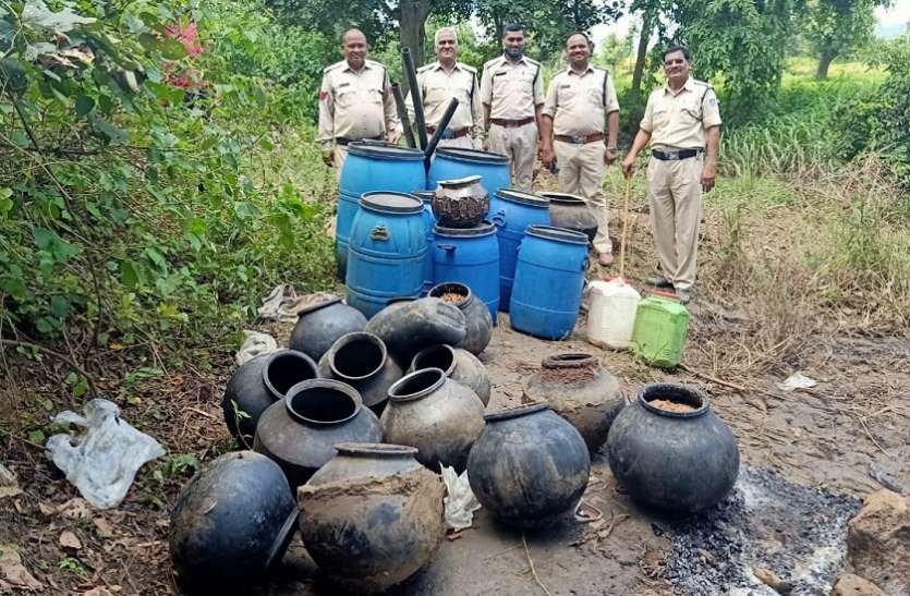 1.60 लाख रुपए की अवैध शराब, महुआ लाहन जब्त 1.60 लाख रुपए की अवैध शराब, महुआ लाहन जब्त