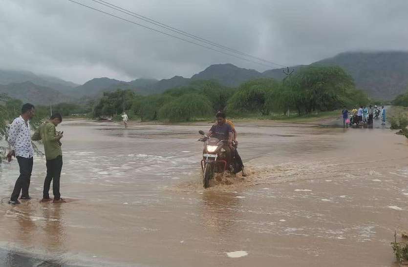 मानसून सीजन: बाड़मेर के चौहटन में सबसे ज्यादा 406 तो पचपदरा में केवल 101 एमएम ही बरसे बादल मानसून सीजन: बाड़मेर के चौहटन में सबसे ज्यादा 406 तो पचपदरा में केवल 101 एमएम ही बरसे बादल