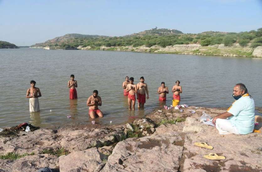 तर्पण Corona: पितरों के मोक्ष में कोरोना कैसे बना बाधा, पढ़ें यह खबर