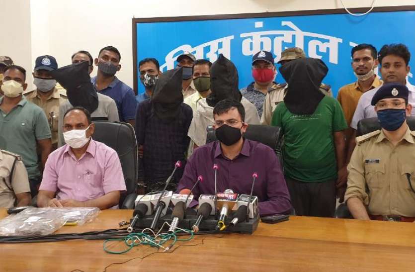 Police arrested four accused.jpg घर में घुसकर वृद्धा से लूटपाट मामले का खुलासा