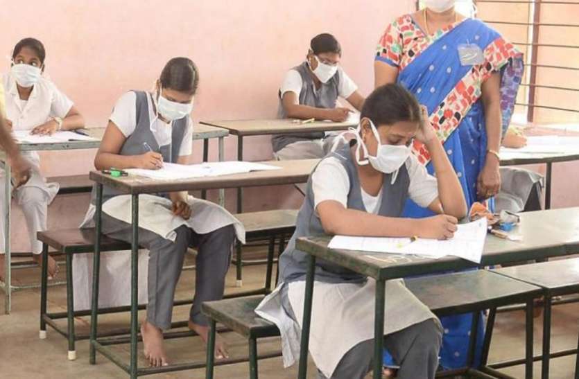 meerut2.jpg कोरोना और मास्क की आड़ में परीक्षा के दौरान इस तरह खुलेआम हो रही नकल