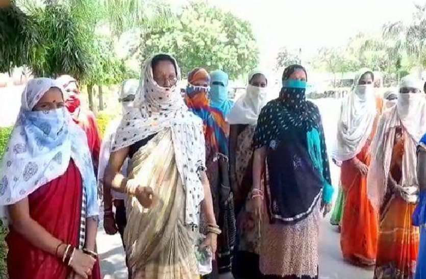 पहले दिखाया मददगार का सब्जबाग, अब कह रहे लड़के बेचकर जमा करो रुपये, देखें वीडियो धमकी: पहले दिखाया मददगार का सब्जबाग, अब कह रहे लड़के बेचकर जमा करो रुपये, देखें वीडियो