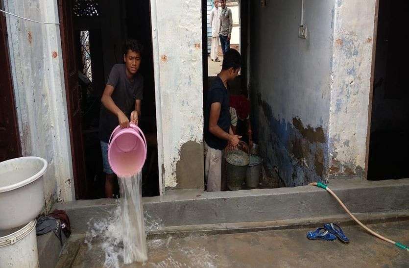 आसमानी आफत : बिजली गिरने से मकानों में दरारें, उपकरण फुंके, बारिश का पानी घुसा आसमानी आफत : बिजली गिरने से मकानों में दरारें, उपकरण फुंके, बारिश का पानी घुसा