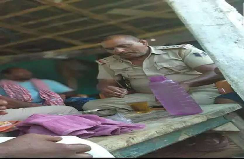 शराबबंदी की दारोगा ने उड़ाई धज्जियां, थाने में पीते हुए दारोगा का फोटो वायरल, निलंबित शराबबंदी की दारोगा ने उड़ाई धज्जियां, थाने में पीते हुए दारोगा का फोटो वायरल, निलंबित