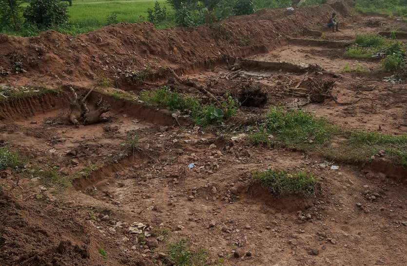 Case of gram panchayat sujara खेत तालाब के नाम पर खानापूर्ति, ग्रामीणों ने लगाया भ्रष्टाचार का आरोप