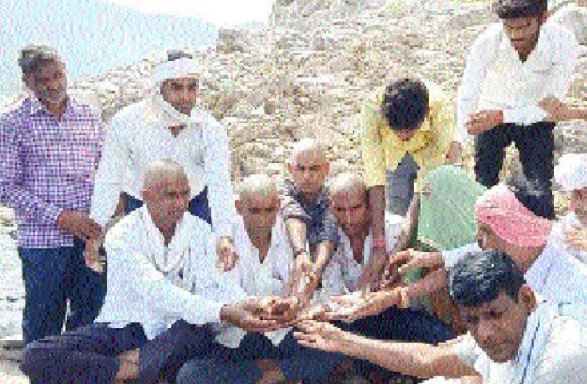 बीसलपुर बांध में अस्थियां विसर्जन कर तोड़ी परम्परा बीसलपुर बांध में अस्थियां विसर्जन कर तोड़ी परम्परा