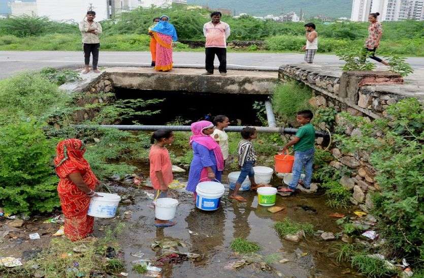 नाले में रिसते पानी से बुझाते हैं प्यास ! नाले में रिसते पानी से बुझाते हैं प्यास !