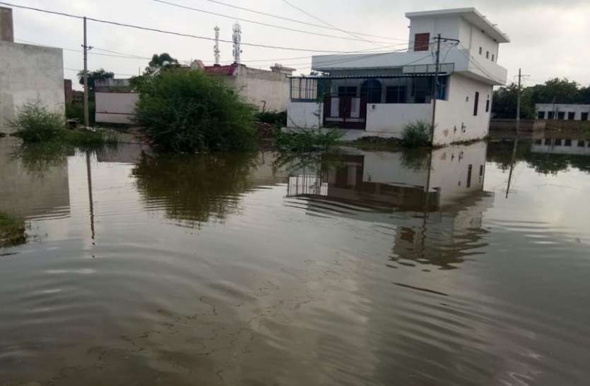 नाले की सफाई नहीं होने से कॉलोनियों में आई आफत आधा दर्जन कॉलोनियों में नहीं उतरा बारिश का पानी