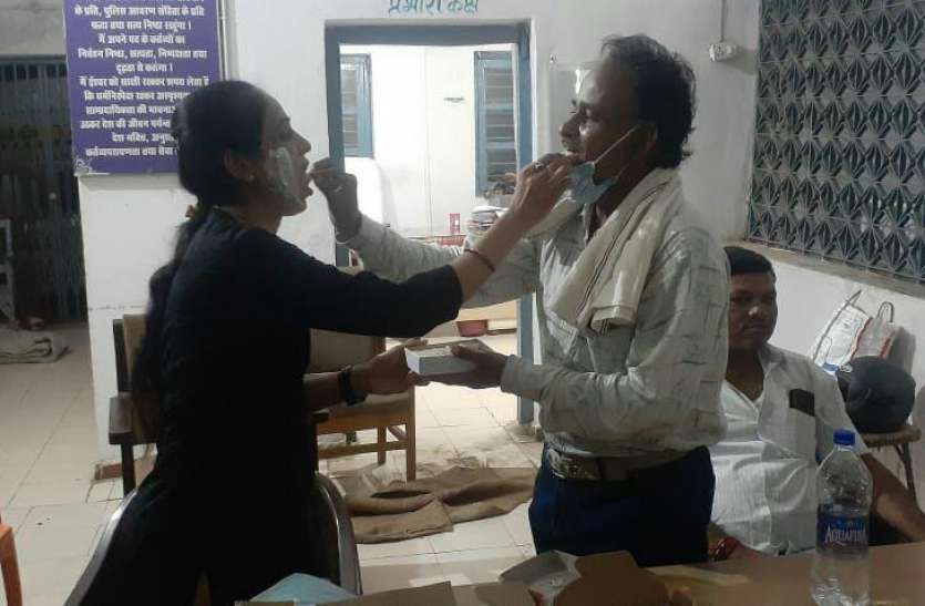 0501nsp30.jpg महंगा पड़ा जन्म दिन मनाना, चौकी प्रभारी लाइन अटैच