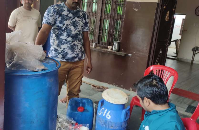 घर में बना रहे थे मिलावटी दूध घर में बना रहे थे मिलावटी दूध