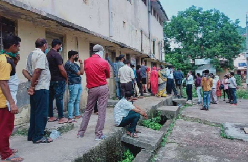 सेंपल देने के लिए घंटों इंतजार, यहां-वहां घूम रहे लोग सेंपल देने के लिए घंटों इंतजार, यहां-वहां घूम रहे लोग