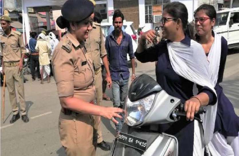 थाना पुलिस से छिनेगा वाहनों के कागज चेक करने का अधिकार, मुख्यमंत्री योगी ने लिया फैसला थाना पुलिस से छिनेगा वाहनों के कागज चेक करने का अधिकार, मुख्यमंत्री योगी ने लिया फैसला