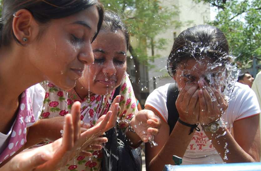 पिछले दो दिनों से यूपी के कई हिस्सों में बारिश का इंतजार, उमस भरी गर्मी ने कर दिया बेहाल पिछले दो दिनों से यूपी के कई हिस्सों में बारिश का इंतजार, उमस भरी गर्मी ने कर दिया बेहाल