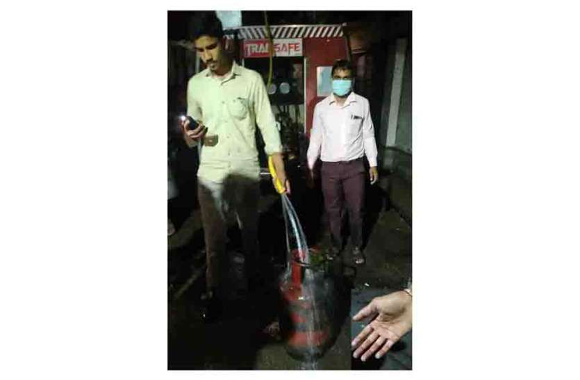 फायरमैन की बहादुरी से टला बड़ा हादसा फायरमैन की बहादुरी से टला बड़ा हादसा