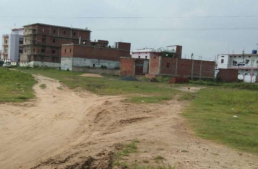 no building of road-drainage in new settlements of Singrauli नई बस्तियों में सड़क न नाली, बिना व्यवस्था तन रही बड़ी-बड़ी बिल्डिंग