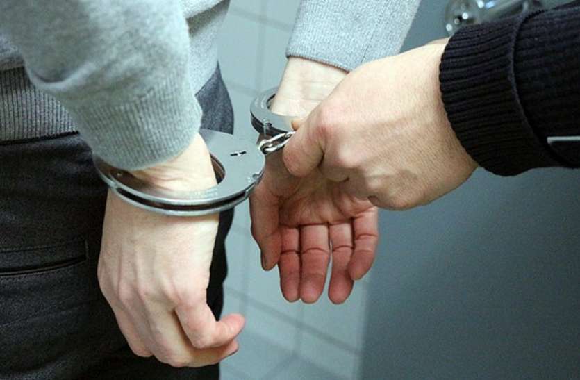 arrest_5.jpg लूट के आरोप में तमिलनाडु मूल के तीन गिरफ्तार