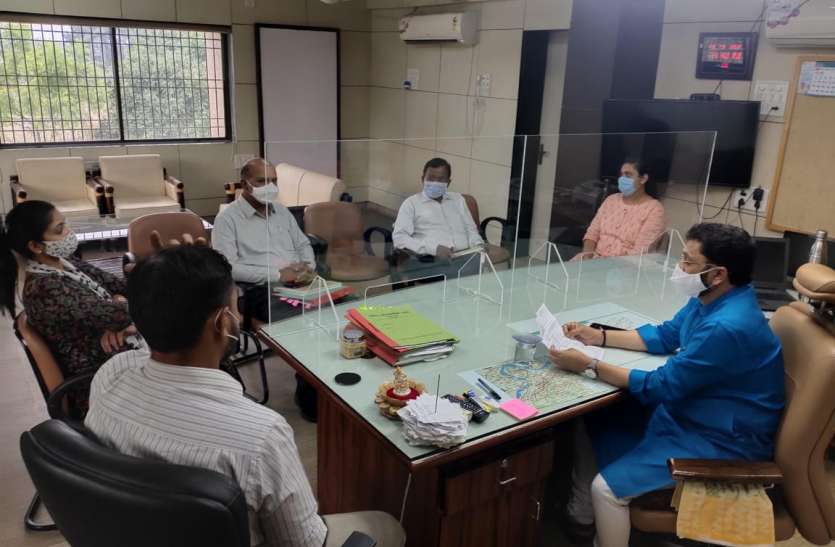 लगातार बढ़ रहे संक्रमित, प्रशासन हरकत में लगातार बढ़ रहे संक्रमित, प्रशासन हरकत में