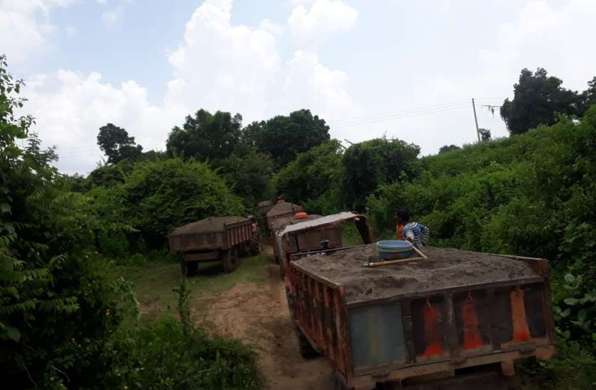 illegal sand mining illegal mining - रेत का अवैध खनन करते 8 ट्रैक्टर जब्त