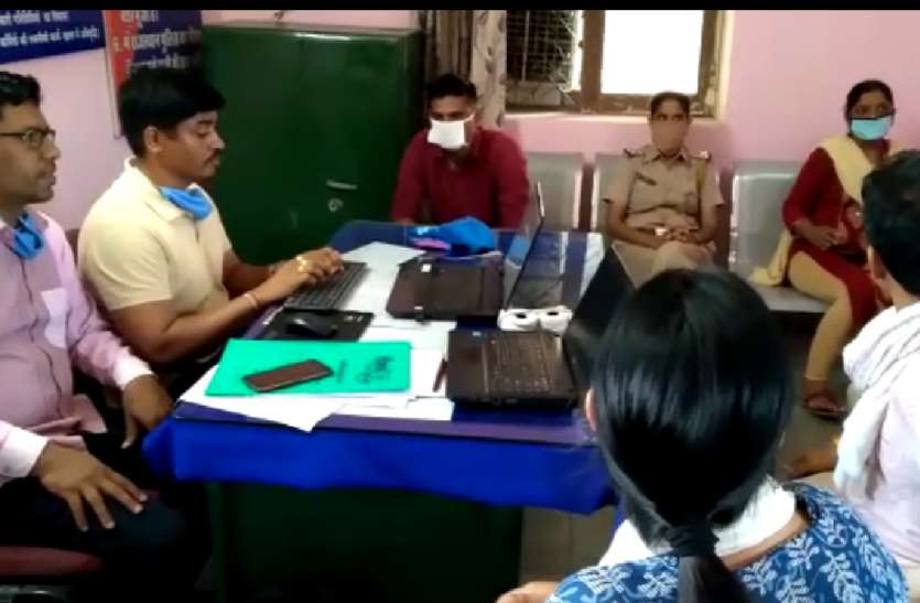 अवैध खनन कर बजरी-पत्थर ले जाने की बंधी के 14 हजार रुपए लेते देईखेड़ा थानाधिकारी रंगे हाथों गिरफ्तार अवैध खनन कर बजरी-पत्थर ले जाने की बंधी के 14 हजार रुपए लेते देईखेड़ा थानाधिकारी रंगे हाथों गिरफ्तार