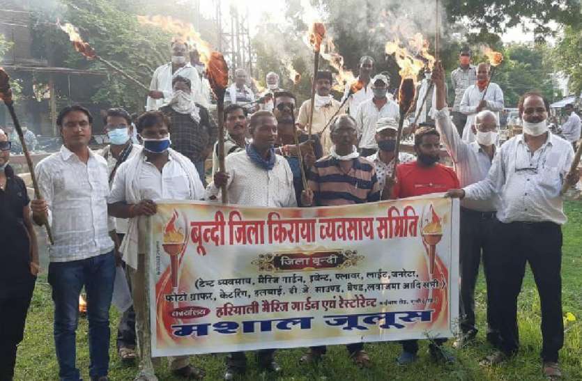 किराया व्यवसायियों ने मशाल जलाकर किया प्रदर्शन किराया व्यवसायियों ने मशाल जलाकर किया प्रदर्शन