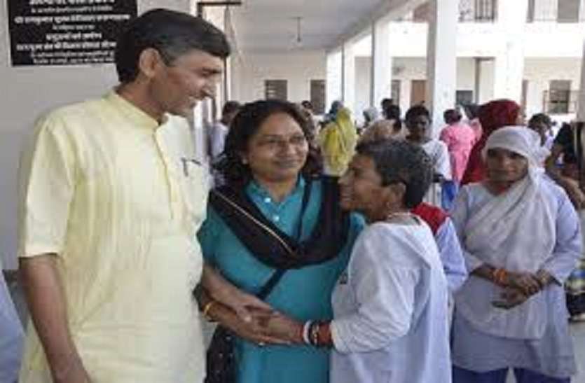 जब लोग कंधा देने से डर रहे, तब गले लगा रहा 'अपना घर जब लोग कंधा देने से डर रहे, तब गले लगा रहा 'अपना घर