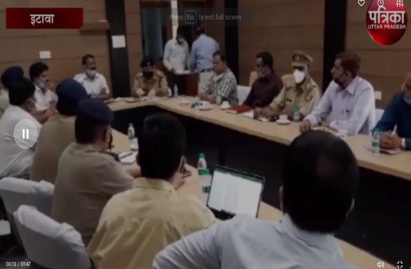 अपराधियों पर भी अंकुश लगाने को लेकर चर्चा की गई। यूपी एमपी सीमा पर खनन वाहनों से लगने वाले जाम को लेकर अधिकारियों की बैठक