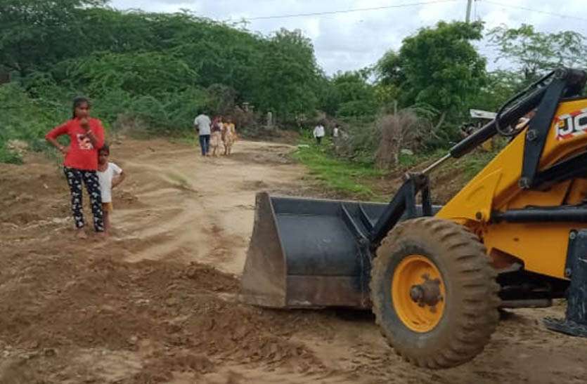 आम रास्तों से हटाया, विरोध के चलते नहीं हट सका चरागाह से अतिक्रमण आम रास्तों से हटाया, विरोध के चलते नहीं हट सका चरागाह से अतिक्रमण