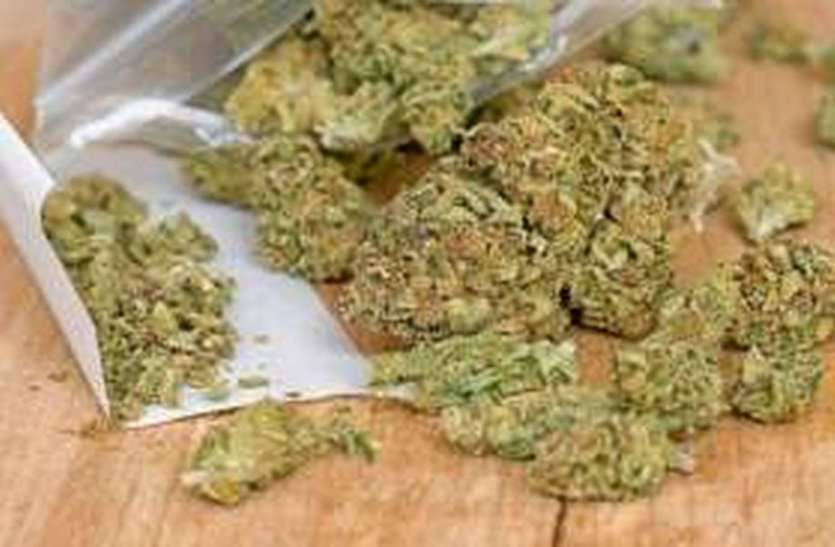 Train sweeper caught smuggling ganja सारनाथ एक्सप्रेस में गांजा तस्करी करते ट्रेन का सफाई कर्मचारी पकड़ाया