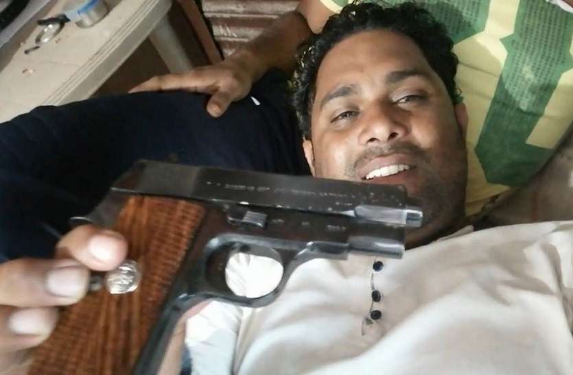 सोशल मीडिया पर पिस्टल दिखाने वाला युवक हिरासत में, पर हथियार नहीं मिला सोशल मीडिया पर पिस्टल दिखाने वाला युवक हिरासत में, पर हथियार नहीं मिला