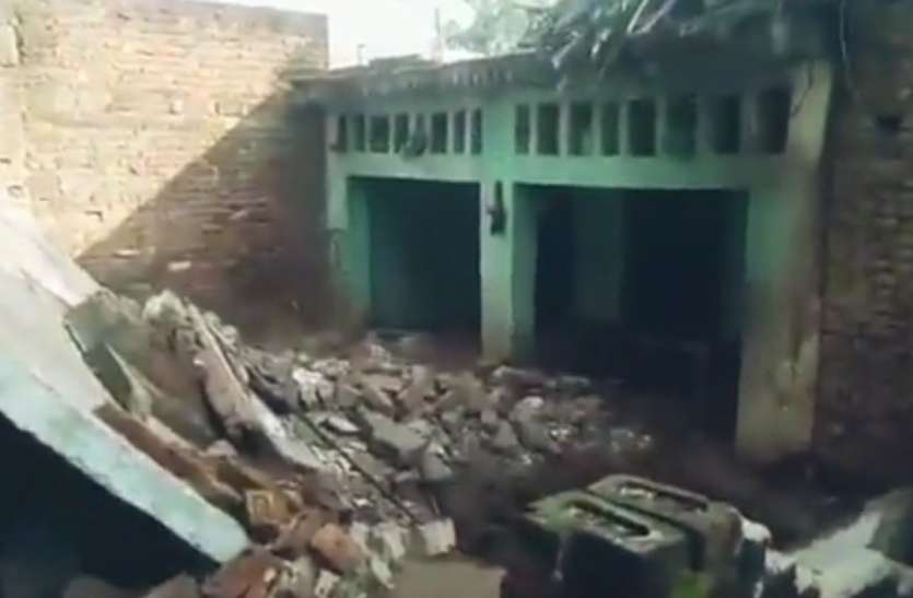 house.jpg शाैचालय का गड्ढा खाेदते समय दीवार धंसने से भरभराकर गिरा मकान, एक की माैत महिला समेत दाे की हालत गंभीर
