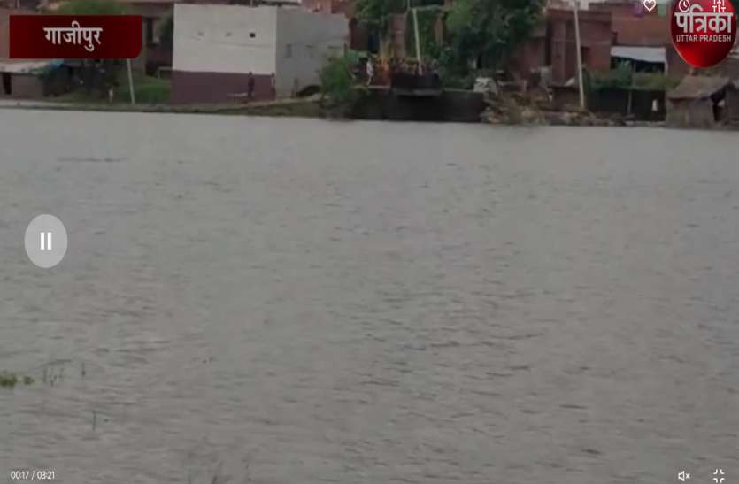 गाजीपुर में भी गंगा के जलस्तर में कमी आयेगी। गांव तक पहुचा गंगा का पानी, किसानों का खेत जलमग्न