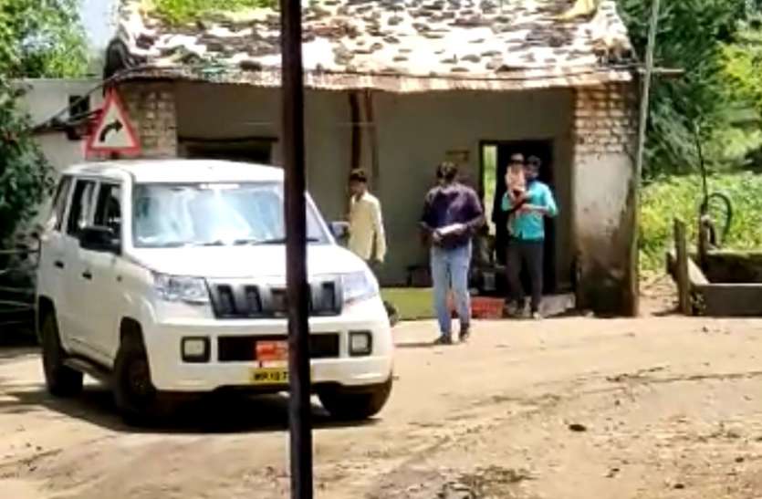 Fake doctor's clinic अधिकारी की गाड़ी देख फर्जी चिकित्सक क्लीनिक छोड़ भागे