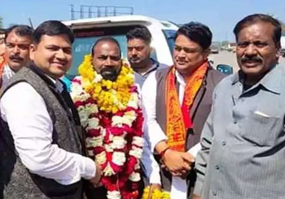 'भगवान राम' पर बोले लोटन राम निषाद, नाराज अखिलेश यादव ने दी सख्त सजा