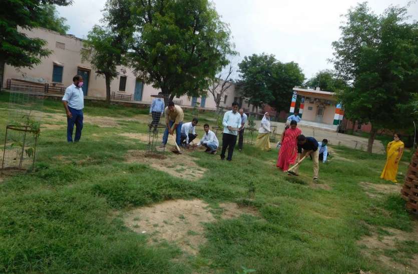 दौसा शिक्षक दिवस विशेष.... शिक्षक का जुनून: कर दी स्कूल की कायापलट दौसा शिक्षक दिवस विशेष.... शिक्षक का जुनून: कर दी स्कूल की कायापलट