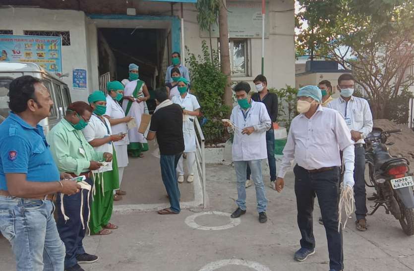 शिक्षकों ने स्कूल की स्थिति बदलने की ठानी शिक्षकों ने स्कूल की स्थिति बदलने की ठानी