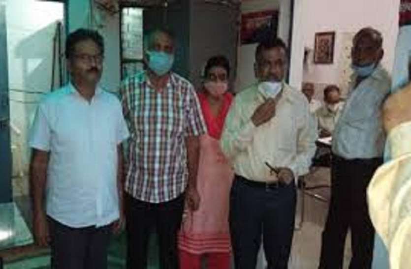 meerut-1.jpg किसान से 20 हजार रुपये रिश्वत लेते कानूनगो को एंटीकरप्शन टीम ने किया गिरफ्तार